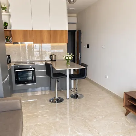 דירה Riverside Life Sea View On The 16th Floor Dherinia